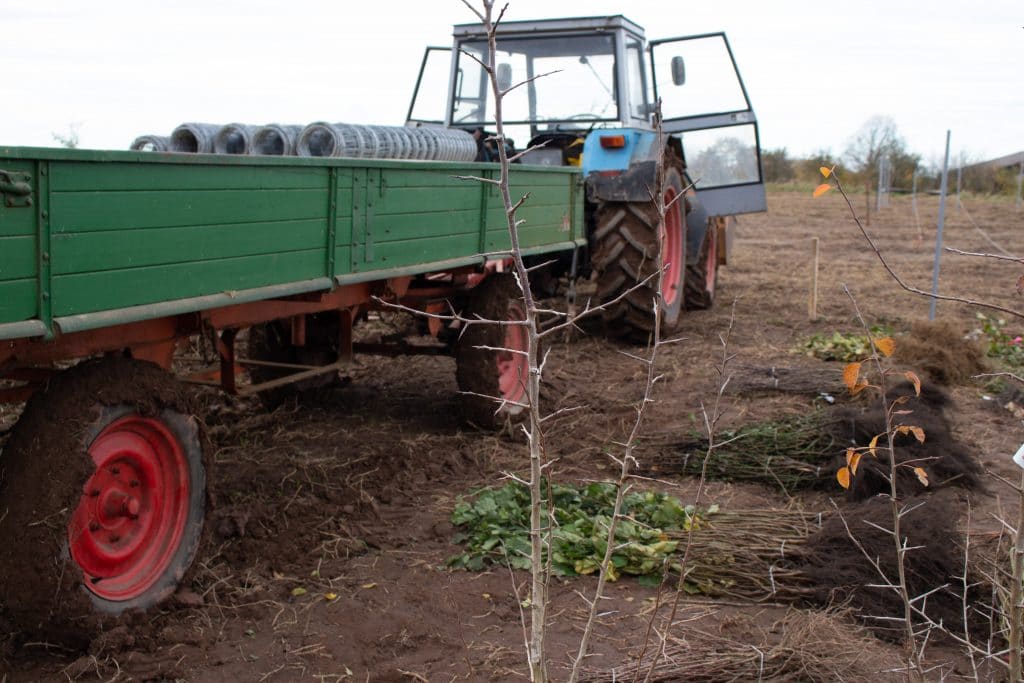Traktor mit Zaun Traktor mit Zaunmaterial zum Schutz der Streuobstwiese