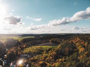 Ausblick über eine Landschaft mit Wald und Wiese in Mittelfranken
